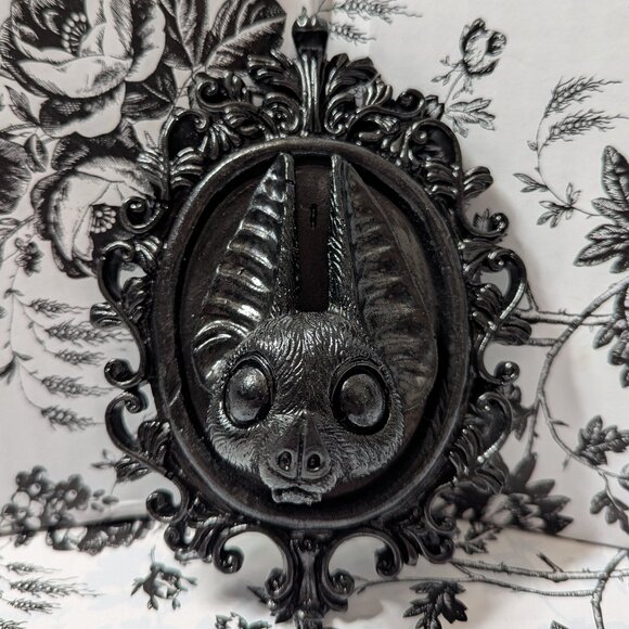 Black Fruit Bat in Victorian Gothic Resin Plaque Frame 🖤 Witchy Goth Wall Art - Picture 1 of 6